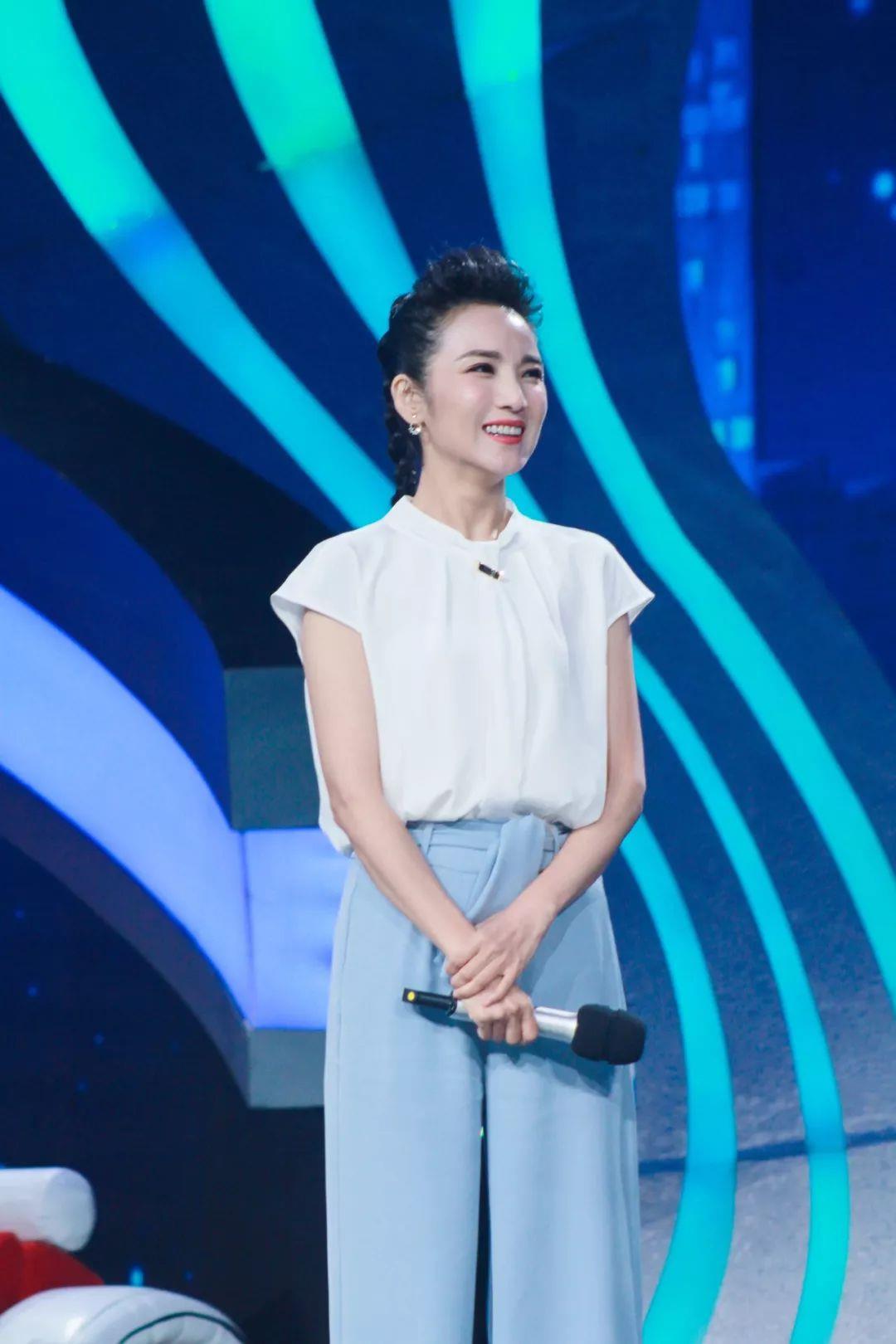 央视主持人管彤 嫁普通丈夫，42岁高龄生子，如今幸福美满
